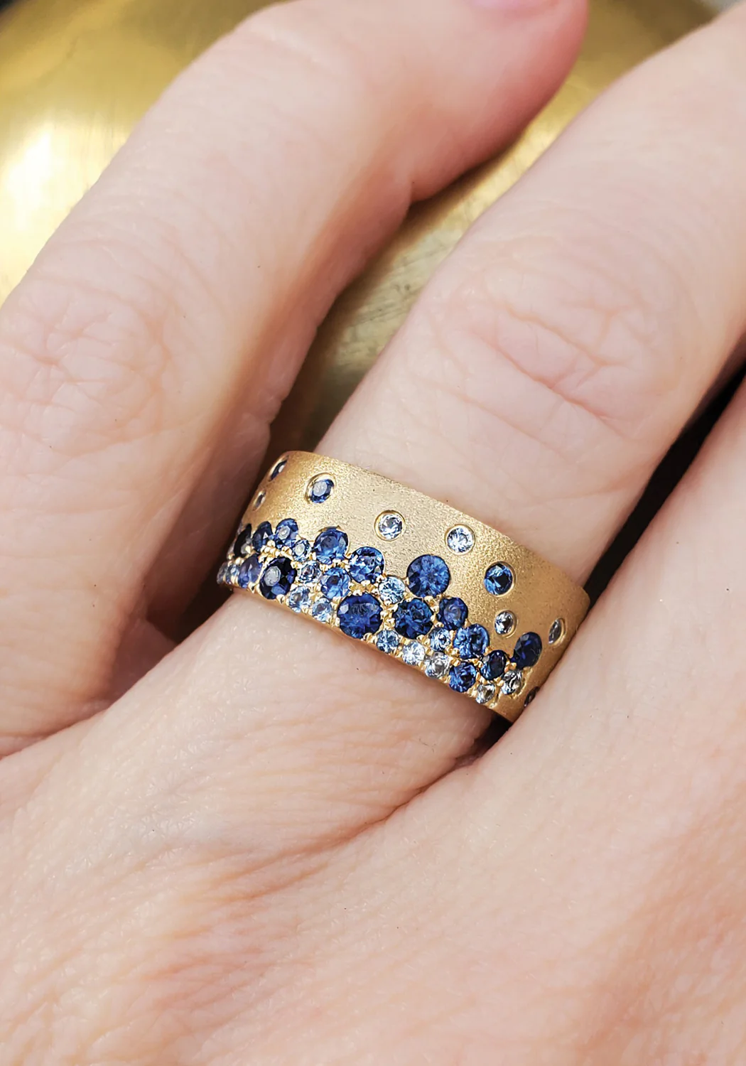 Dilamani 14K Yellow Gold Confetti Sapphire Cigar Band - Image 2