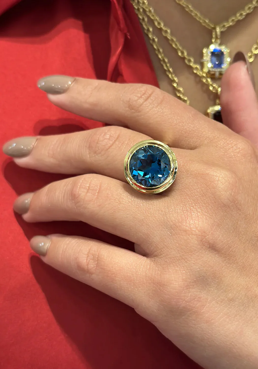 Goshwara Manhattan 18KYG Small Round London Blue Topaz Ring - Image 2