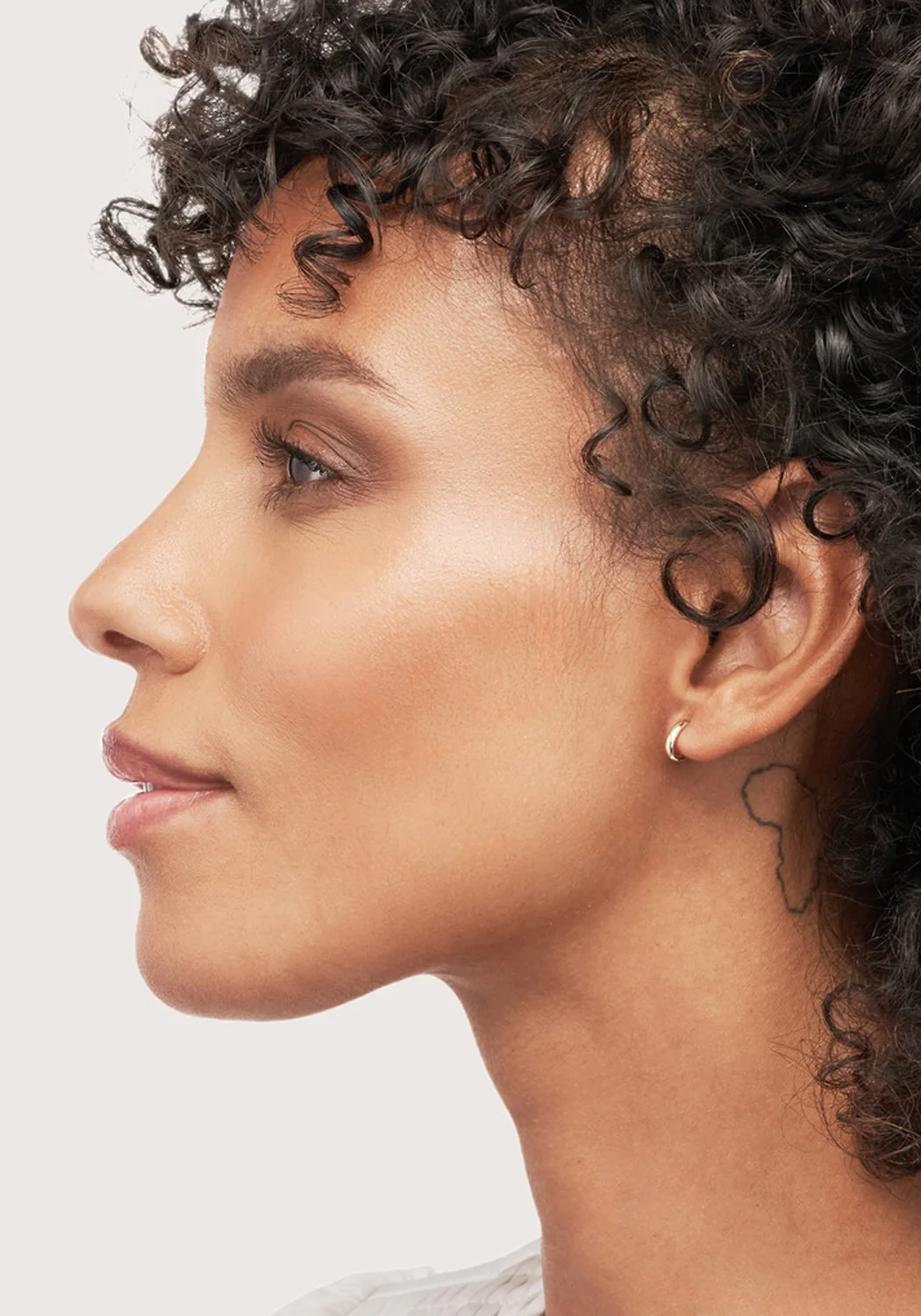 MO & ME 14KYG Small Open Huggie Hoop Earrings - Image 3